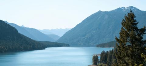 Scenic photo of mountains in Washington.